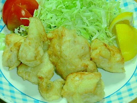 あっさり味で大人気 、鶏の塩から揚げ　レモン添え